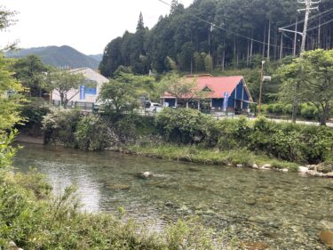 【千ヶ峰南山名水】美しい自然に囲まれた千ヶ峰山麓。その地下162メートルから汲み上げられたミネラルバランスのよい天然水は地元の人からも大人気です。