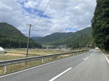 【小田原川沿い】小田原川とほぼ平行に走る県道8号線はサイクリングに最適。飲食店も充実しています。